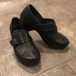 Dansko Solstice Clogs w/ Button Black 37 (6.5-7)
